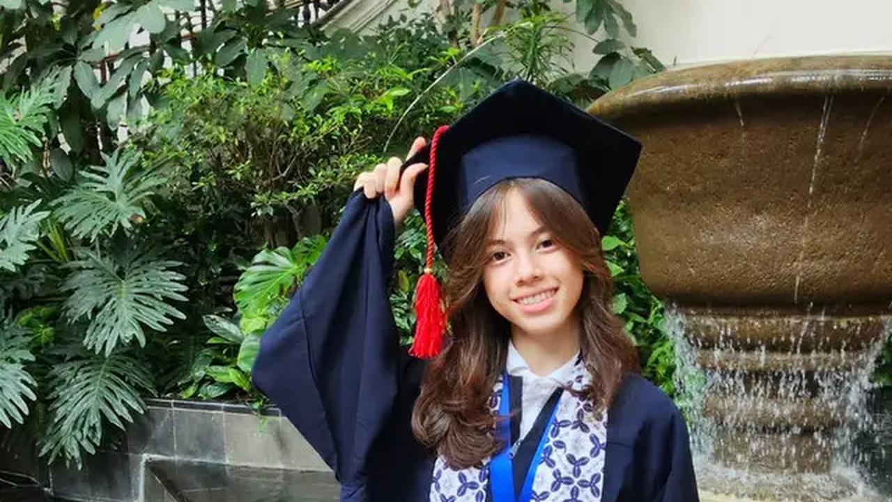 7 Fashion Wulan Guritno Hadiri Wisuda Anak, Tampil Cantik Elegan Pakai Outfit Serba Hitam