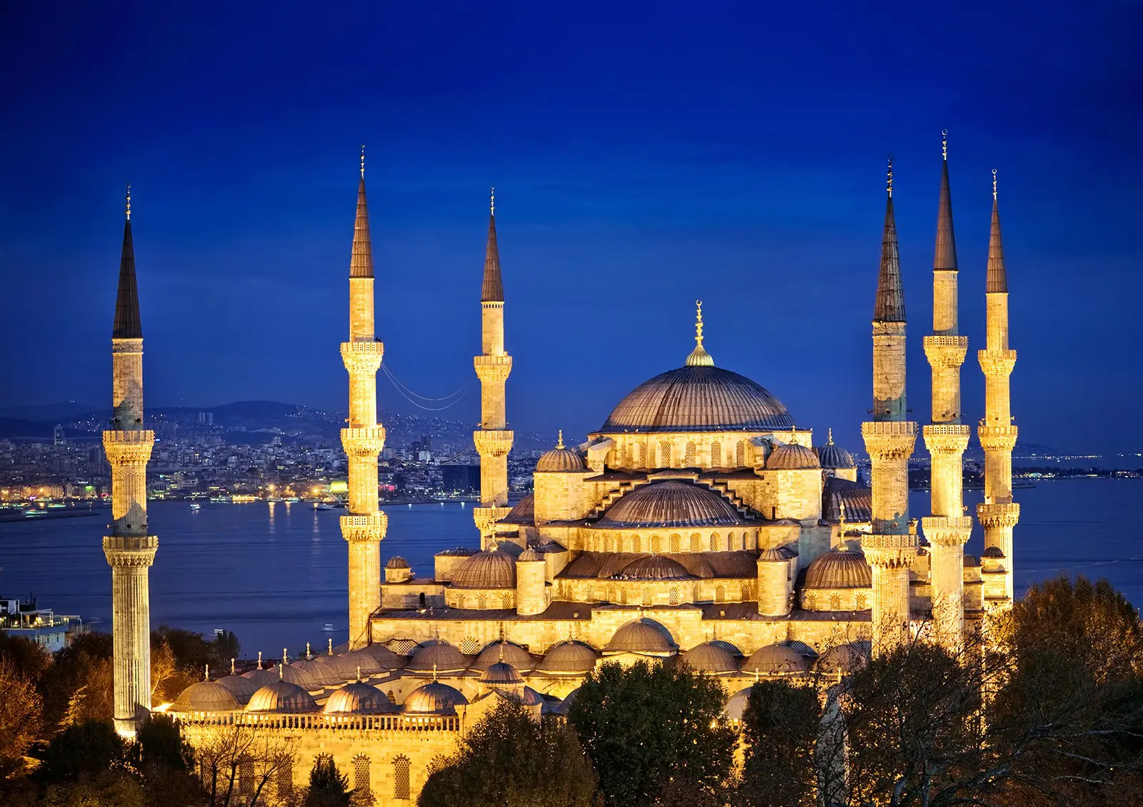 Istanbul yang terletak di Turki merupakan salah satu kota terbesar di Eropa 