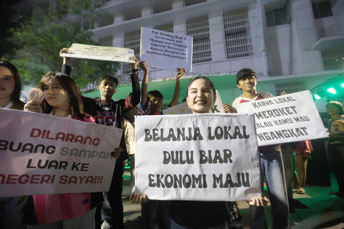 FOTO: Seniman dan Komunitas Rayakan Dukungan bagi UMKM Konveksi Lokal