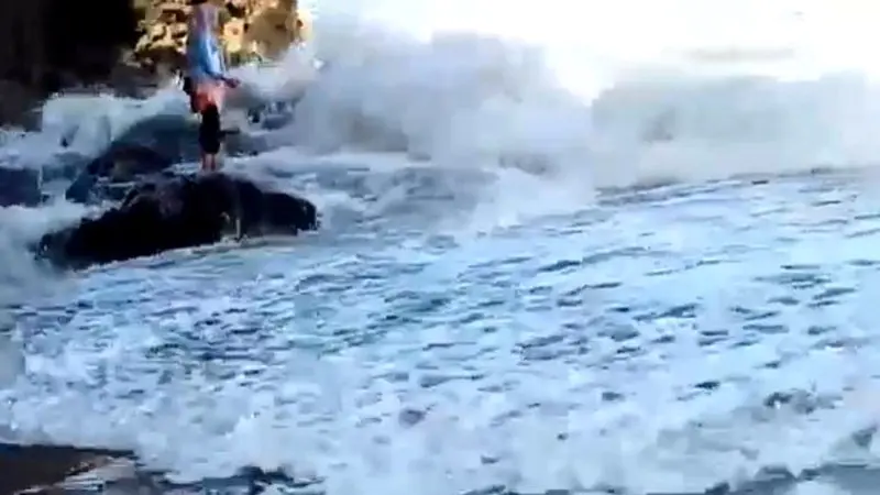 Seorang mahasiswa hilang tersapu ombak di Pantai Logending, Kebumen. (Foto: Liputan6.com/Tangkapan Layar Video)