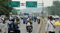Sejumlah pengendara melintas di pintu keluar tol Bogor menuju Sukabumi, Kamis (31/12/2015). Diperkirakan arus lalu lintas mengalami kepadatan pada sore hingga malam hari terkait perayaan malam pergantian tahun baru 2016. (Liputan6.com/Helmi Fithriansyah)
