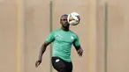 Penyerang Senegal, Sadio Mane bermain dengan bola saat latihan untuk pertandingan semifinal Piala Afrika 2021 di stadion Ahmadou Ahidjo di Yaounde, Kamerun, Selasa (1/2/2022). Senegal akan menghadapi Burkina Faso di babak semifinal Piala Afrika 2021, Kamis 3 Februari 2022. (AP Photo/Sunday Alamba)