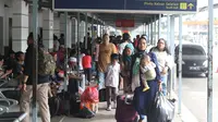 Calon penumpang menyusuri lajur pejalan kaki di Stasiun Pasar Senen, Jakarta, Jumat (21/12). Puncak mudik libur panjang Natal 2018 dari Jakarta dengan kereta api diprediksi pada 21-22 Desember. (Liputan6.com/Helmi Fithriansyah)