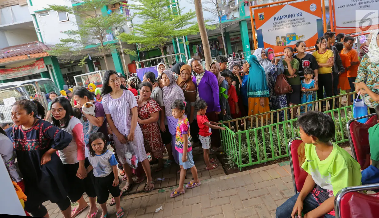 Warga antre untuk pemeriksaan kulit di komplek Rusunawa Muara Baru, Jakarta, Selasa (14/5/2019). Setiap warga berkesempatan untuk berkonsultasi dan mendapatkan pelayanan dari para dokter spesialis kulit terkait dengan gangguan kulit yang mereka alami. (Liputan6.com/Fery Pradolo)
