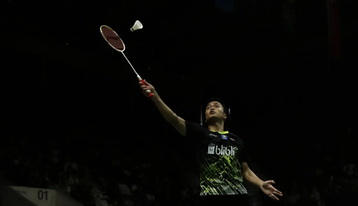 Tunggal putra Indonesia, Anthony Sinisuka Ginting, saat menghadapi tunggal China, Huang Yu Xiang, pada laga Indonesia Masters 2020 di Istora Senayan, Jakarta, Jumat (17/1). Anthony Ginting menang 21-11, 21-14 atas Huang Yu Xiang. (Bola.com/Yoppy Renato)