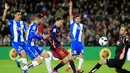 Pemain Barcelona, Lionel Messi (tengah)  melakukan tembakan yang dihadang kiper Espanyol, Pau Lopez pada laga 16 besar Copa del Rey di Stadion Camp Nou, Barcelona, Kamis (7/1/2016) dini hari WIB.  (AFP Photo/Pau Barrena)