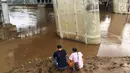 Dua orang warga menunggu pancingnya dimakan oleh ikan di Sungai Ciliwung, Rawajati,Jakarta, Selasa (6/2). (Liputan6.com/Immanuel Antonius)