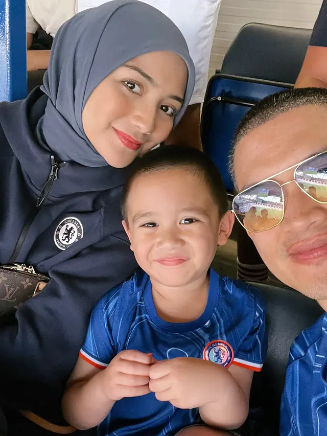 7 Potret Liburan Citra Kirana dan Rezky Adhitya Nonton Liga Inggris Bareng Buah Hati