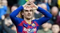 Penyerang Barcelona, Antoine Griezmann, melakukan selebrasi usai membobol gawang Getafe pada laga La Liga di Stadion Camp Nou, Sabtu (15/2/2020). Barcelona menang 2-1 atas Getafe. (AFP/Lluis Gene)