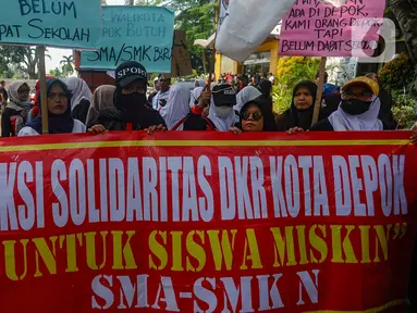 Massa menggelar demonstrasi memprotes pelaksanaan penerimaan peserta didik baru (PPDB) 2024 di Kantor Wali Kota Depok, Kamis (18/7/2024). (merdeka.com/Arie Basuki)