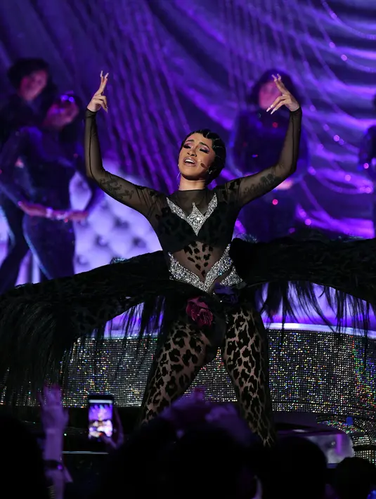 Penyanyi Rapper Cardi B tampil membawakan lagu "Money" di atas panggung Grammy Awards 2019 yang digelar di Staples Center, Los Angeles, Minggu (10/2). Performa apik Cardi B membuat seluruh isi Staples Center bergoyang. (Emma McIntyre/Getty Images /AFP)