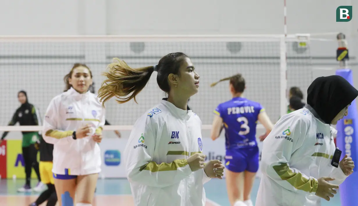Pevoli Bandung BJB Tandamata, Shella Bernadetha (tengah), melakukan pemanasan sebelum laga melawan Gresik Petrokimia Pupuk Indonesia pada final four PLN Mobile Proliga 2022 di Padepokan Bola Voli Sentul, Jumat (11/3/2022). (Bola.com/M Iqbal Ichsan)