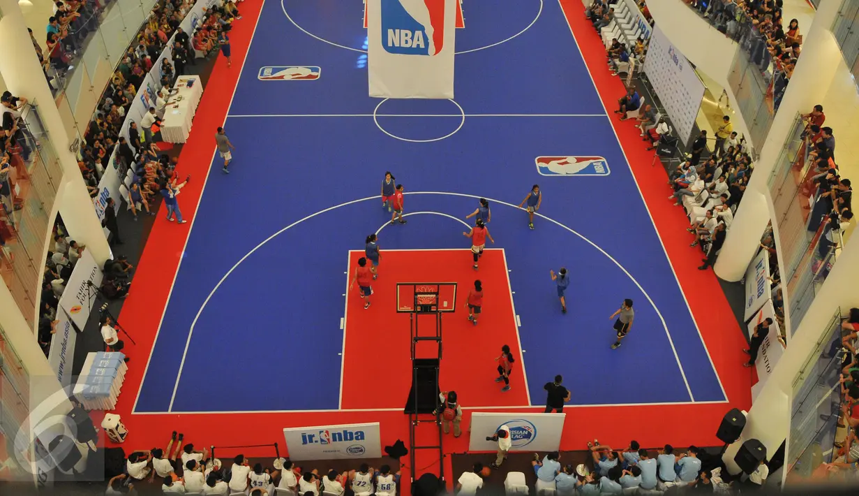 Peserta National Training Camp Jr.NBA Indonesia 2015 mengikuti pelatihan di Jakarta, Minggu (30/8/2015). Kegiatan tersebut untuk mempopulerkan olahraga basket di Indoesia yang merupakan bagian dari Jr.NBA Cares. (Liputan6.com/Herman Zakharia)