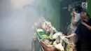 Warga menutup hidung saat menghindari penyemprotan asap (fogging) nyamuk demam berdarah dengue (DBD) di RW 01, Kelurahan Cipinang, Jakarta, Minggu (10/3). Fogging ini juga untuk membasmi perkembangbiakan jentik nyamuk. (merdeka.com/Iqbal Nugroho)