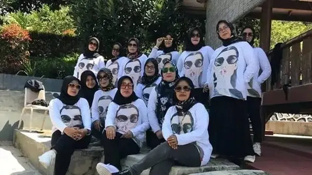 8 Potret Absurd Ibu-Ibu Kalau Lagu Kumpul Bareng Ini Bikin Geleng Kepala