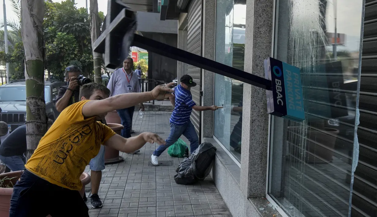 Sejak tahun 2019, Lebanon telah mengalami krisis ekonomi terburuk dalam sejarahnya. Bank-bank telah memberlakukan pembatasan ketat pada penarikan mata uang asing. (AP Photo/Bilal Hussein)