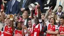 Kegembiraan pemain Arsenal usai memastikan diri keluar sebagai juara Piala FA di Stadion Wembley, London, Sabtu (27/5). Arsenal mengalahkan Chelsea 2-1 dalam laga final Piala FA 2016-2017. (AP Photo)