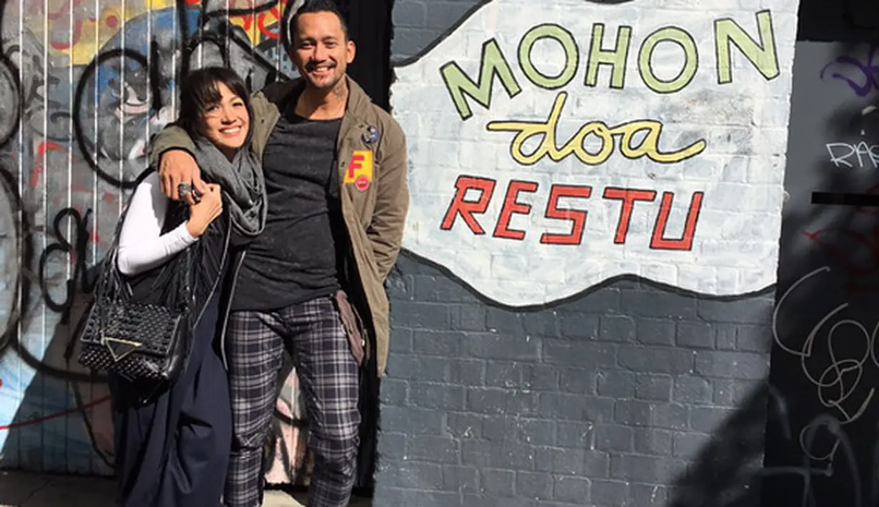 Jelang malam, komedian ektravaganza itu kembali menuangkan curahan hatinya saat melihat sang suami meneteskan air matanya untuk  pertama kalinya sejak berurusan dengan polisi. (Instagram/Bintang.com)