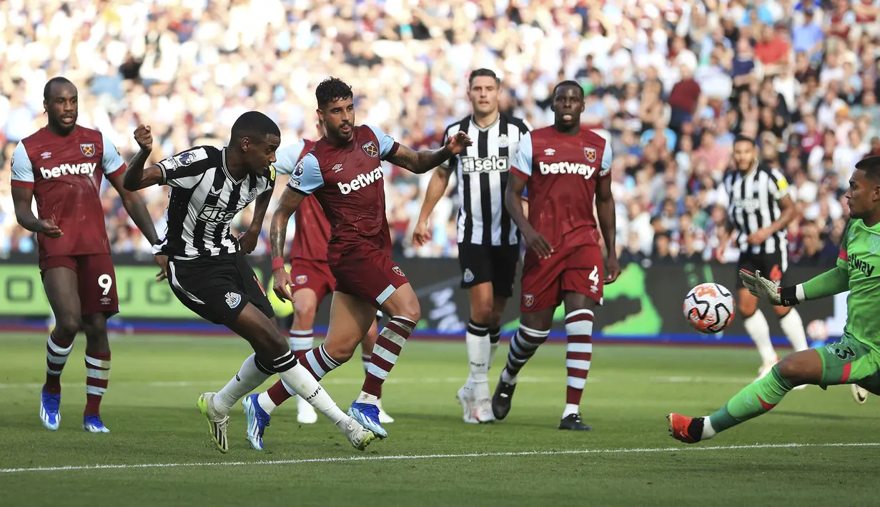 Pemain Newcastle, Alexander Isak mencetak gol penyeimbang 1-1 pada laga lanjutan Liga Inggris 2023/2024 melawan West Ham United di London Stadium, London, Inggris, Minggu (08/10/2023) malam WIB. Isak berhasil memanfaatkan situasi kemelut di dalam kotak penalti saat situasi tendangan bebas untuk melesatkan gol pertamanya. (AP Photo/PA/Zac Goodwin)