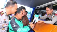 Bayar SIM dan SKCK di Polrestabes Surabaya Bisa Pakai Go-Pay. Dok: Merdeka.com