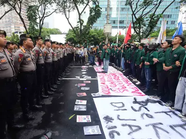 Diadang Polisi, Mahasiswa Uhamka Berunjuk Rasa di Jalan Jenderal Sudirman Jakarta
