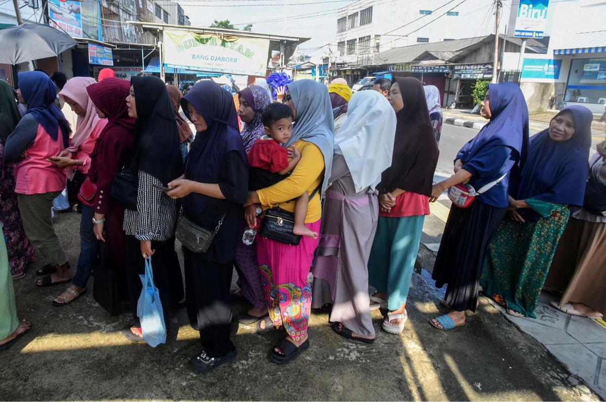 Antrean warga cairkan KJP di Duri Kosambi