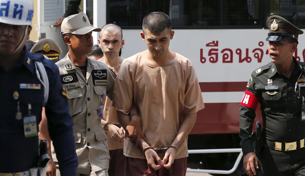 Dua tersangka pemboman Yusufu Mieraili dan Bilal Mohammed dengan tangan di borgol di Pengadilan Militer (20/4). Serangan bom di Bangkok yang menewaskan 20 orang termasuk 14 orang asing, masuk dalam sejarah Thailand. (REUTERS/Chaiwat Subprasom)