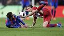 Lionel Messi (kiri) terjatuh saat berduel dengan Filipe Luis pada leg kedua semifinal Copa del Rey semifinal di Camp Nou stadium, Barcelona (7/2/2017). Barcelona bermain imbang 1-1. (AP/Manu Fernandez)