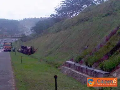 Truk Berisi Tanah Terguling dan Masuk ke Parit