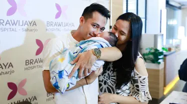 Anak ketiga Eza Gionino bernama Akshay Gionino. Akshay artinya langit, sedangkan Gionino adalah nama belakang sang aktor. (Kapanlagi.com/Muhammad Akrom Sukarya)