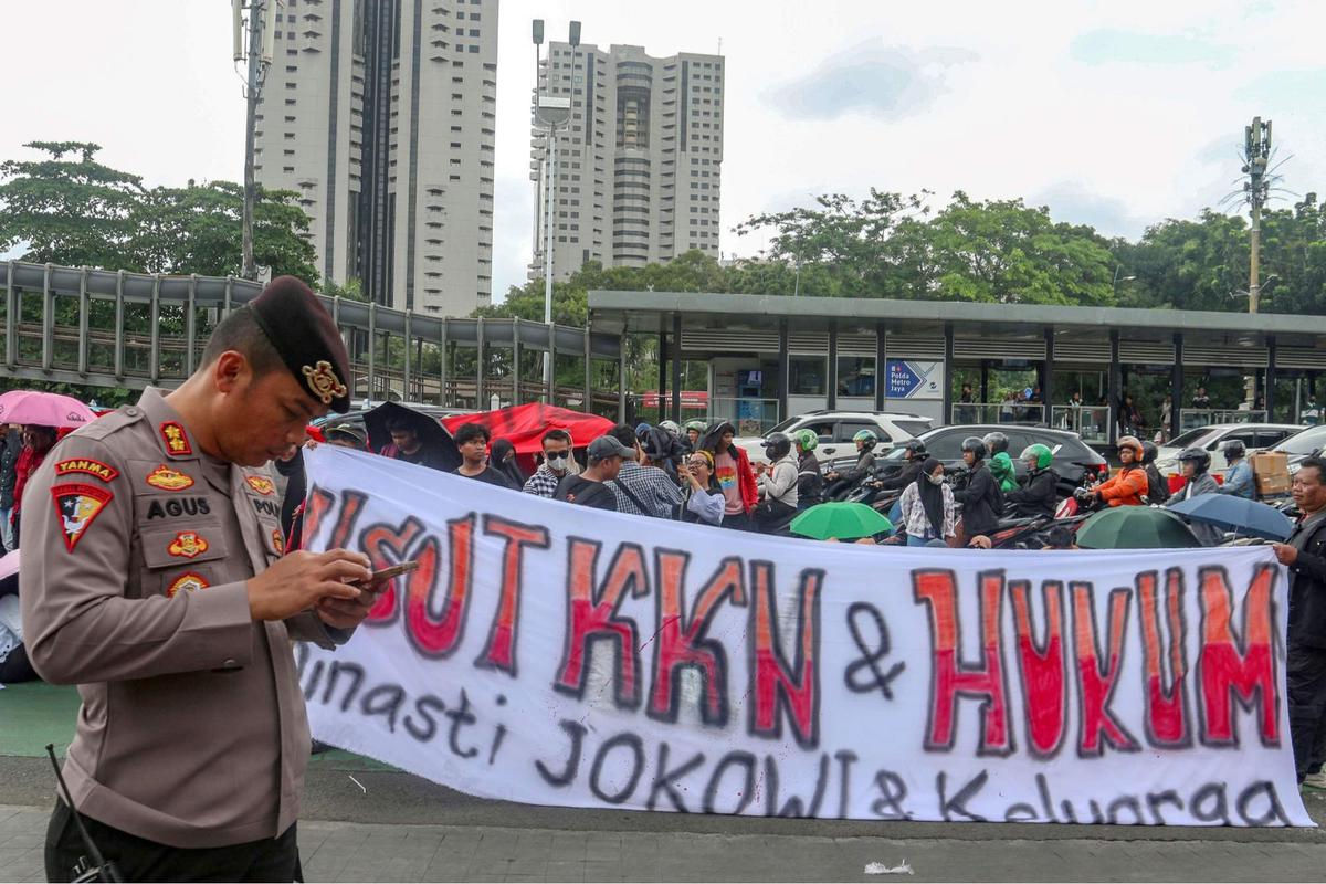 Aksi pengunjuk rasa tuntut polisi adili Jokowi
