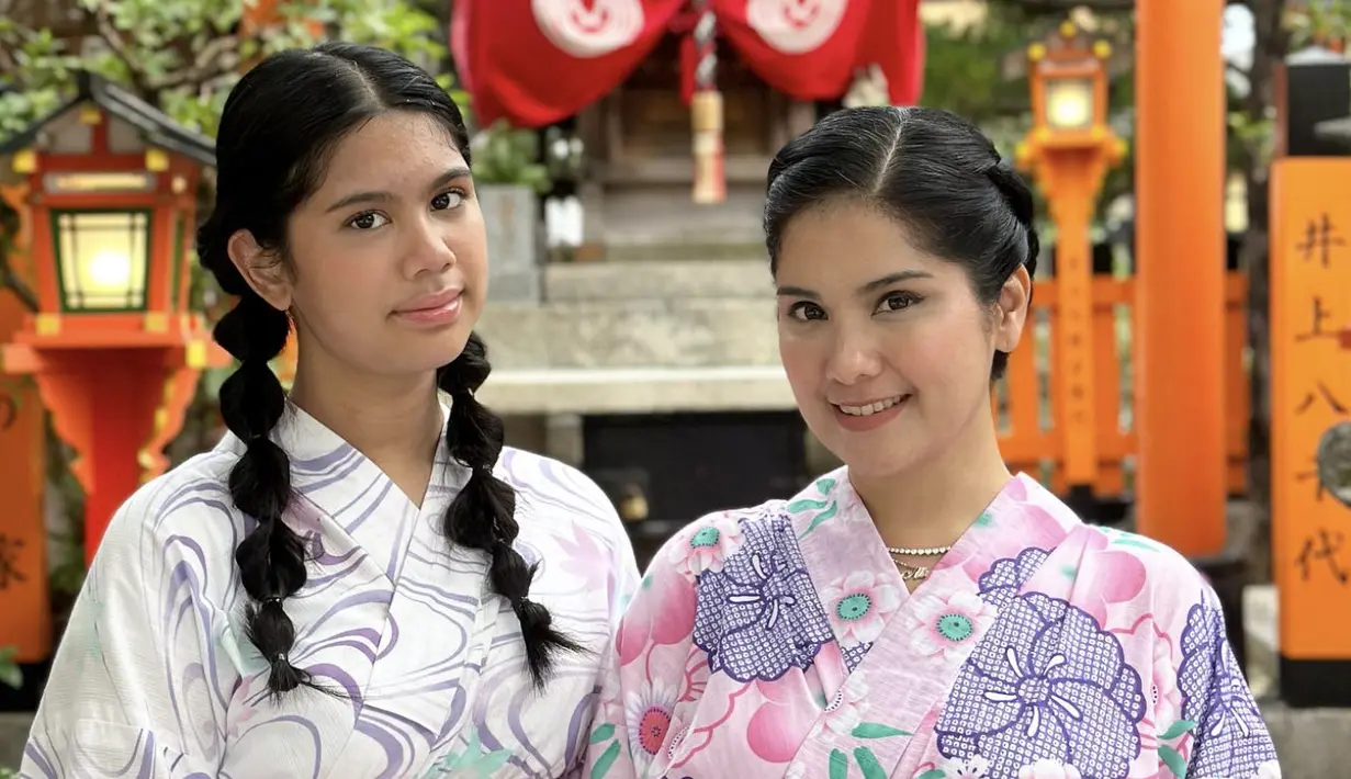 Memiliki putri yang beranjak dewasa, membuat banyak momentum yang bisa dilakukan bersama. Hal ini terlihat dari kompaknya Annisa Pohan dan Aira lakukan ragam aktivitas sambil bergaya kompak, salah satunya dalam balutan kimono yang satu ini. Bergaya ala Jepang, keduanya tampil begitu memukau. [Foto: Instagram/ Annisa Pohan]