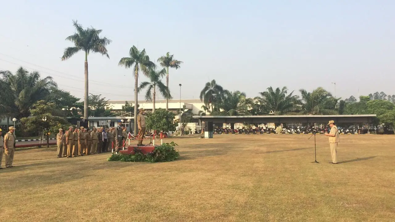 Gubernur DKI Jakarta Anies Baswedan memimpin apel Tim Pengawasan Terpadu Penyediaan Sumur Resapan dan Instalasi Pengolahan Air Limbah serta Air Tanah di Pulogadung, Senin (9/7/2018). (Liputan6.com/ Delvira Chaerani Hutabarat)
