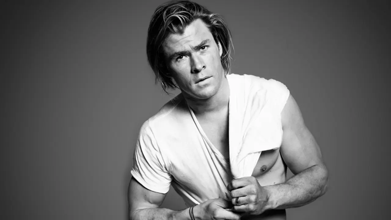 Tubuh macho Chris Hemsworth