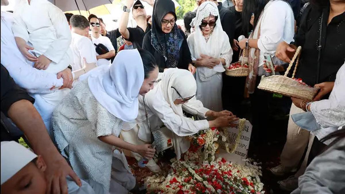 Suasana Haru Selimuti Pemakaman Aktor Senior Ray Sahetapy