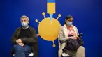 Orang-orang beristirahat setelah menerima vaksin virus corona COVID-19 di Pusat Vaksinasi COVID-19, Tel Aviv, Israel, Minggu (3/1/2021). Israel telah memberikan vaksin virus corona COVID-19 kepada lebih dari satu juta orang. (AP Photo/Oded Balilty)