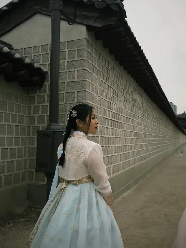 Sisi Lain Bernadya Ribka yang Tampil Anggun Berbalut Hanbok Bernuansa Cerah