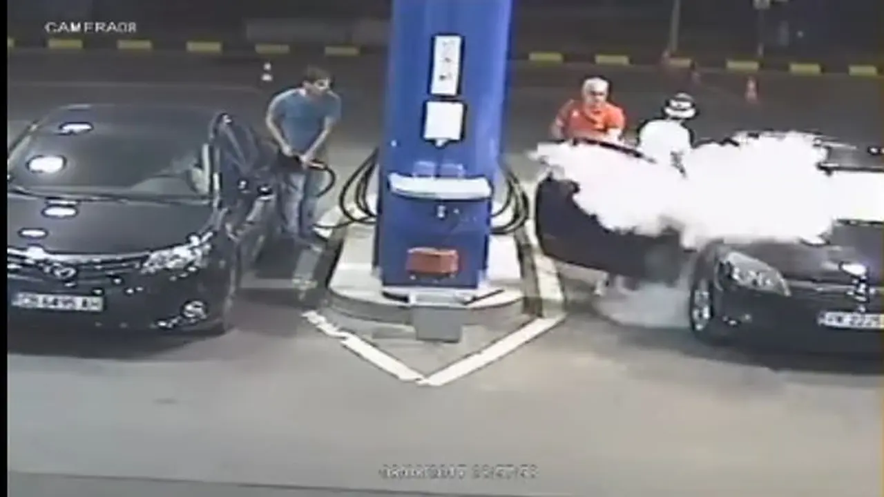 Petugas SPBU semprot perokok.