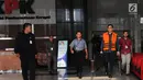 Direktur Operasional Lippo Group, Billy Sindoro memakai rompi tahanan usai menjalani pemeriksaan di gedung KPK, Jakarta, Selasa (16/10). Billy Sindoro resmi ditahan terkait kasus suap perizinan proyek pembangunan Meikarta. (merdeka.com/Dwi Narwoko)