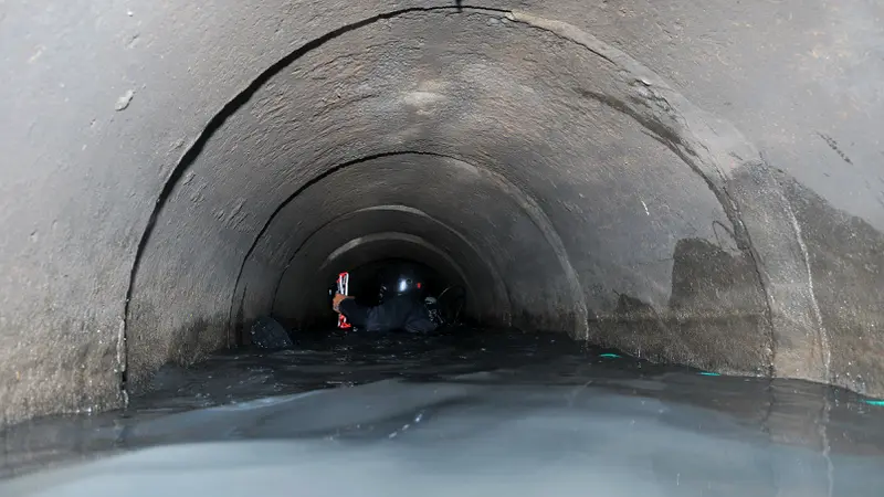 Tembus Gorong-gorong Istana, Pasukan Katak Dihadang Lumpur 80 Cm