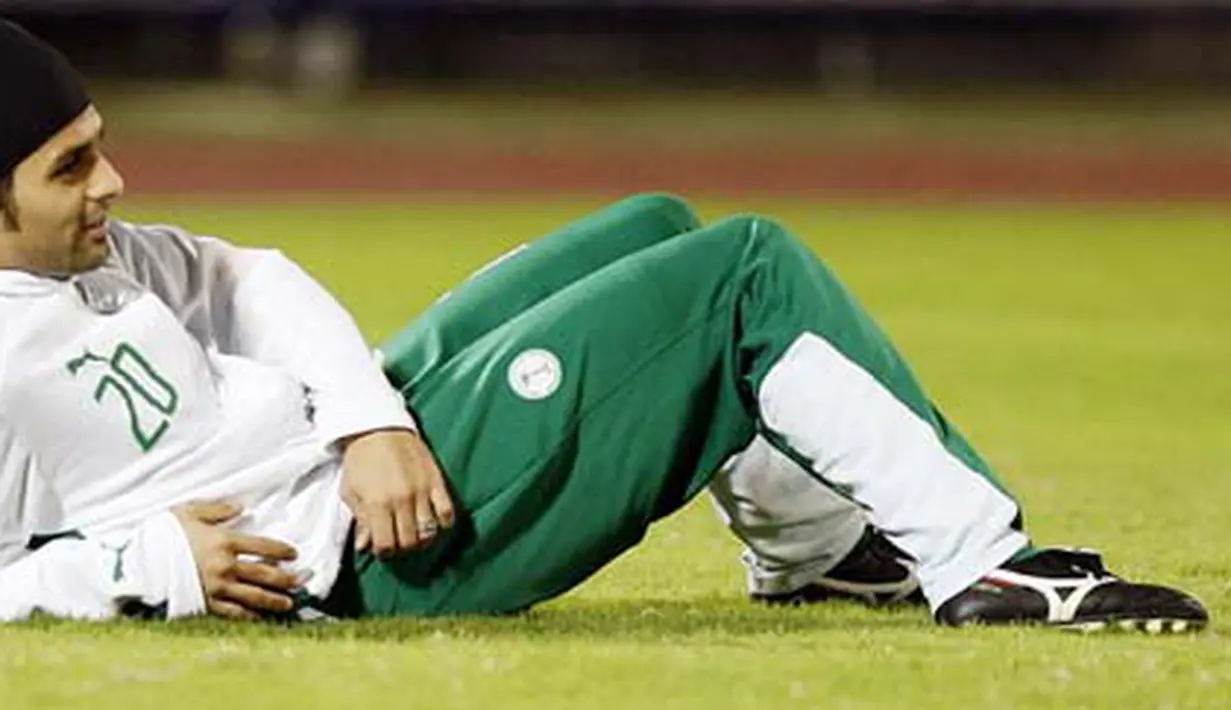 Saudia Arabia's Yasser al-Qahtani lies on the field during a training session in the Omani capital Muscat on January 16, 2009. Saudi Arabia faces Oman tomorrow in the 19th Gulf Cup final. AFP PHOTO/KARIM JAAFAR 