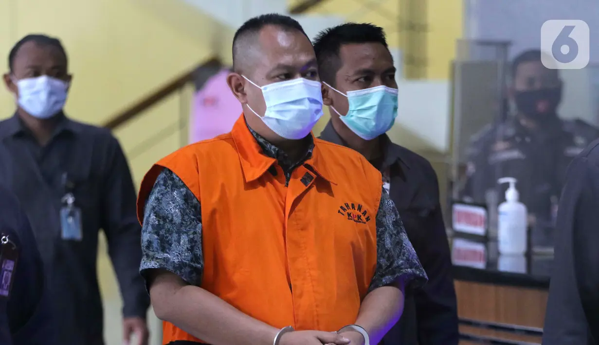 Direktur PT Adonara Propertindo, Tommy Adrian (tengah) bersiap menjalani rilis penahanan di Gedung KPK, Jakarta, Senin (14/6/2021). Tommy Adrian merupakan tersangka dugaan korupsi pengadaan tanah terkait program pembangunan rumah DP Rp 0,- di Munjul Pondok Ranggon. (Liputan6.com/Helmi Fithriansyah)