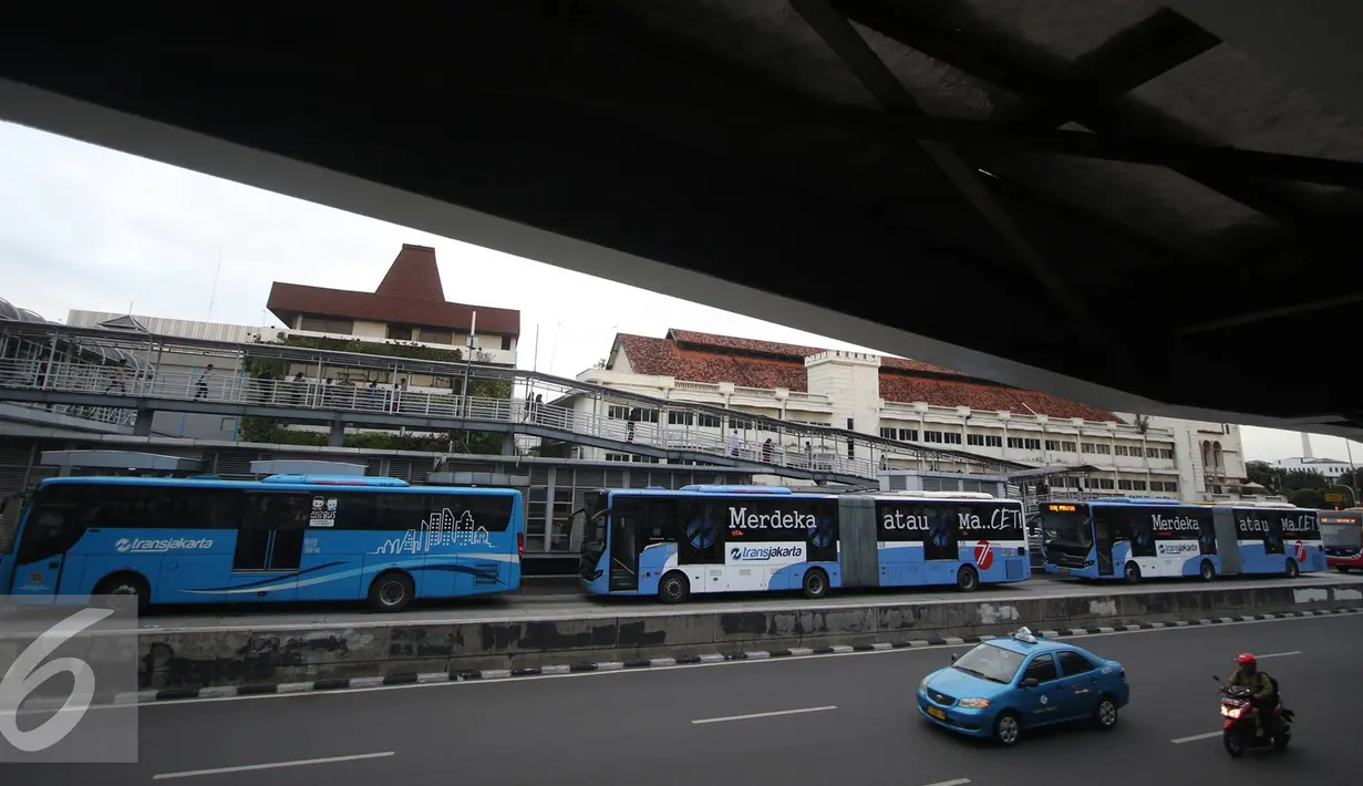 Antrian Bus Trans-Jakarta di Halte Harmoni, Jakarta, Kamis (1/12). Direktur Utama Transjakarta Budi Kaliwono menyatakan bus Transjakarta di koridor 1 sampai koridor 12 akan tetap beroperasi pada Jumat (2/12) mendatang. (Liputan6.com/Immanuel Antonius)
