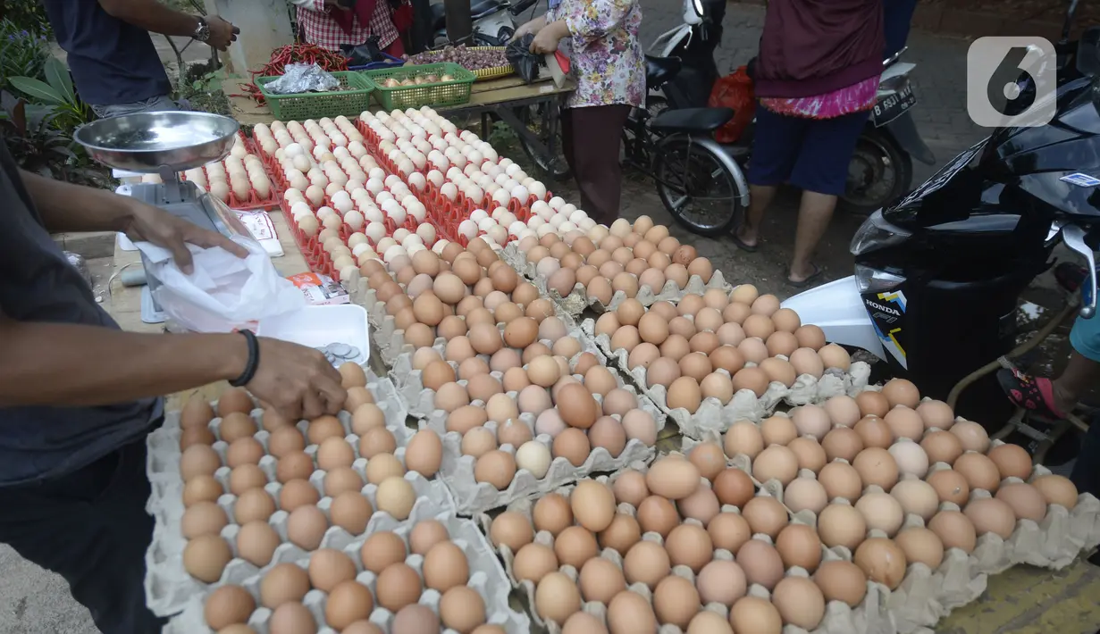 Pedagang telur melayani pembeli di pinggir jalan kasawan Perumahan Nusa Indah, Tangerang Selatan, Banten, Jumat (22/5/2020). Harga telur warna cokelat Rp 22 ribu per kilogram, sedangkan telur warna putih Rp 20 ribu per kilogram. (merdeka.com/Dwi Narwoko)