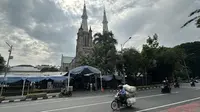 Suasana peribadatan Jumat Agung di Gereja Katedral yang lokasinya berhadap-hadapan dengan Masjid Istiqlal di kawasan Sawah Besar, Jakarta Pusat, Jumat 18 April 2025. (Liputan6.com/Nanda Perdana Putra)