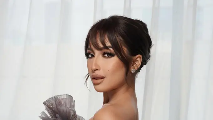 Pesona Jennifer Coppen dalam Gaun Ungu yang Berkilau di TikTok Awards, Disebut Mirip Dakota Johnson