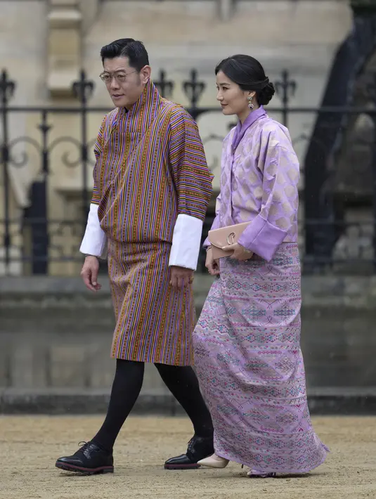 Raja Bhutan Jigme Kesar Namgyel Wangchuck dan Ratu Jetsun Pema Wangchuck tiba menjelang penobatan Raja Charles III dan Permaisuri Camilla di London, Sabtu, 6 Mei 2023. (AP Photo/Kin Cheung)
