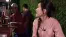 <p>Ayu teriak menyapa seorang ibu dengan logat betawinya yang khas. "Paling senang deh kalau makan pinggir jalan, jadi gue bisa nyapa warga," kata dia.&nbsp;(Foto: YouTube/ Qiss You TV via TikTok)</p>