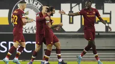 Gelandang AS Roma, Sergio Oliveira (tengah) berselebrasi dengan rekan satu timnya usai mencetak gol ke gawang Vitesse pada pertandingan leg pertama babak 16 Liga Europa di stadion Gelredome di Arnhem, Belanda, Jumat (11/3/2022). Roma menang tipis atas Vitesse 1-0. (AP Photo/Peter Dejong)