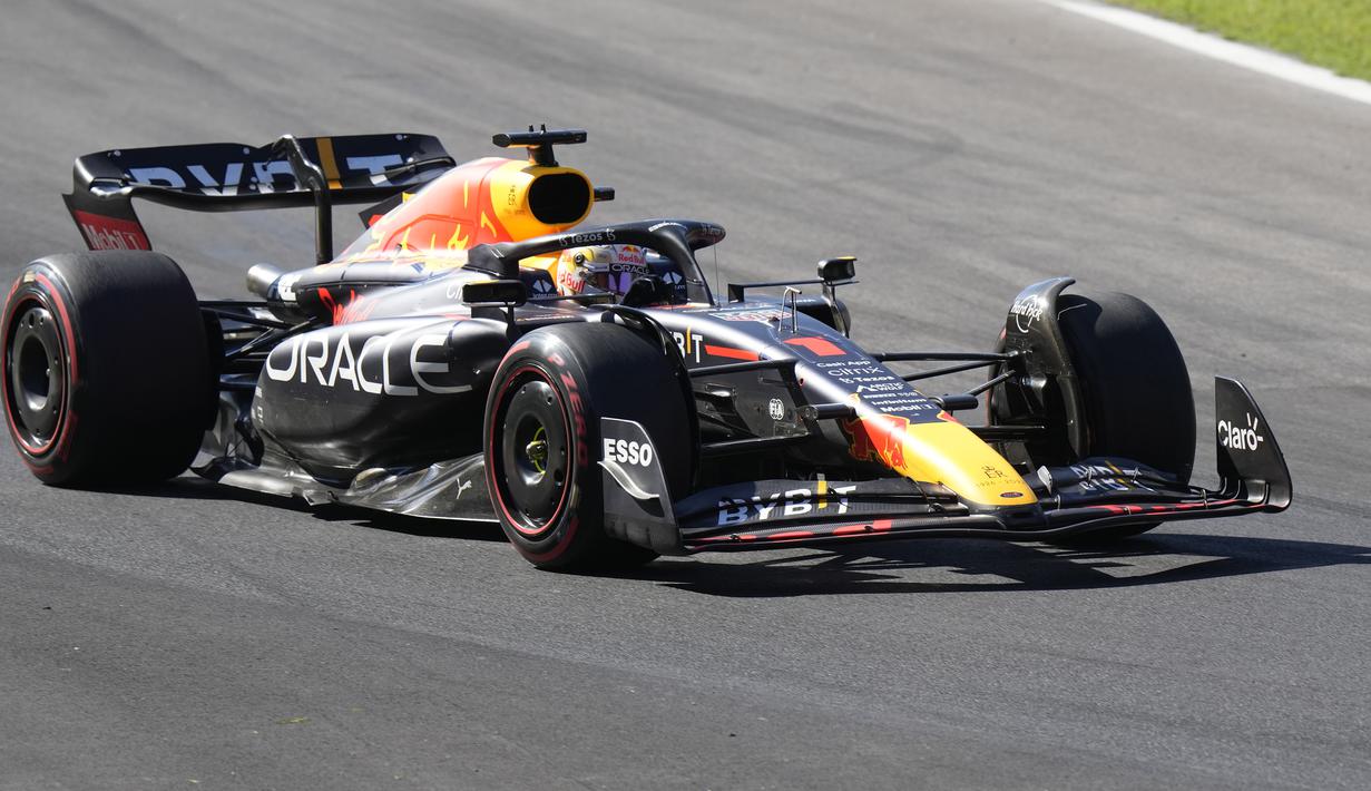 Max Verstappen mulai mendekati posisi Charles Leclerc sebagai pimpinan lomba saat balapan memasuki lap kelima. (AP/Luca Bruno)